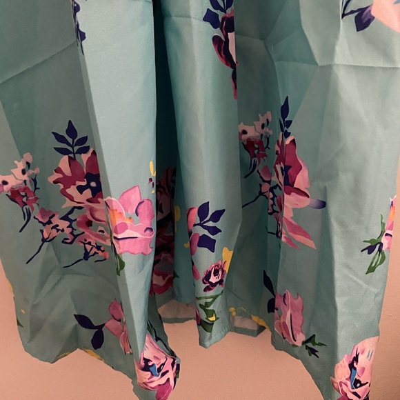 Beautiful floral dress. Size Small / Medium. - Picture 4 of 5